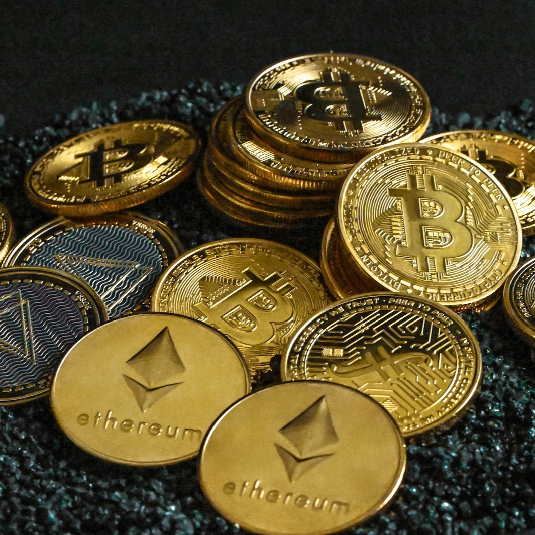 CoinMarketCap's tweet photo. LATEST: 📊 Bitwise CIO Matt Hougan says crypto is becoming a “contrarian bet” as AI stocks dominate investor attention and the Nasdaq-100 rises more than 40% YoY. https://t.co/p4LmRaHzfA
