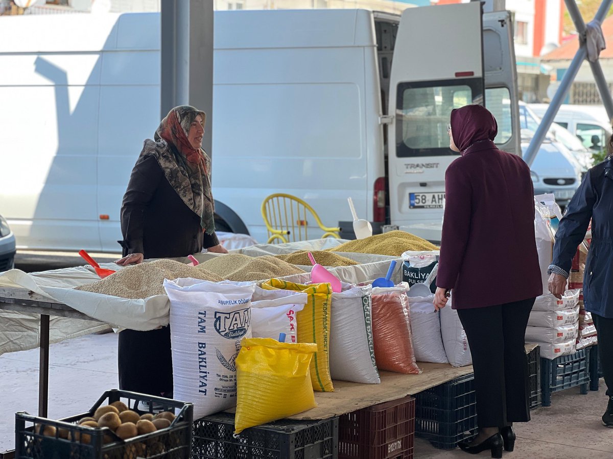 TC_imranli's tweet photo. Kaymakamımız Sayın Fatma BAYALAN, ilçemizde yapımı tamamlanarak hizmete açılan Haydar Yıldırım Pazar Yerini ziyaret etti.

Ziyaret kapsamında pazar esnafı ve vatandaşlarımızla bir araya gelen Kaymakamımız, esnafla sohbet ederek hayırlı ve bereketli kazançlar temennisinde bulundu. https://t.co/wOjI2aDCba