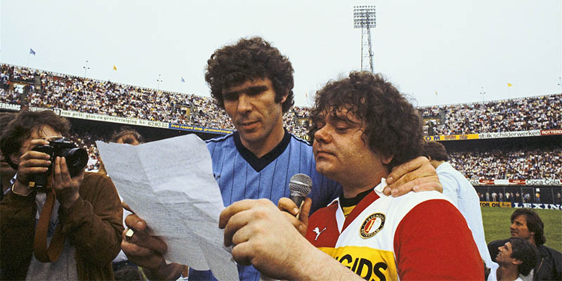 kentudezenog_'s tweet photo. Vandaag in 1983 nam Willem van Hanegem afscheid als voetballer in zíjn Kuip.

Dit met een wedstrijd tussen het @OnsOranje van 1974 en @Feyenoord Rotterdam.

André Hazes trad voor het duel op, in Feyenoord-shirt... https://t.co/2fqF9omSJO