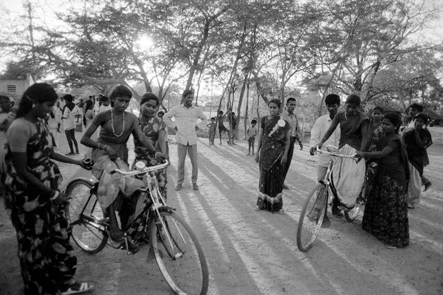 PariInUrdu's tweet photo. سائیکل چلانا عورتوں کے لیے بنا آزادی کی علامت

  #worldbicycleday #tamilnadu #women #pariinurdu https://t.co/sBd3k13BrO
