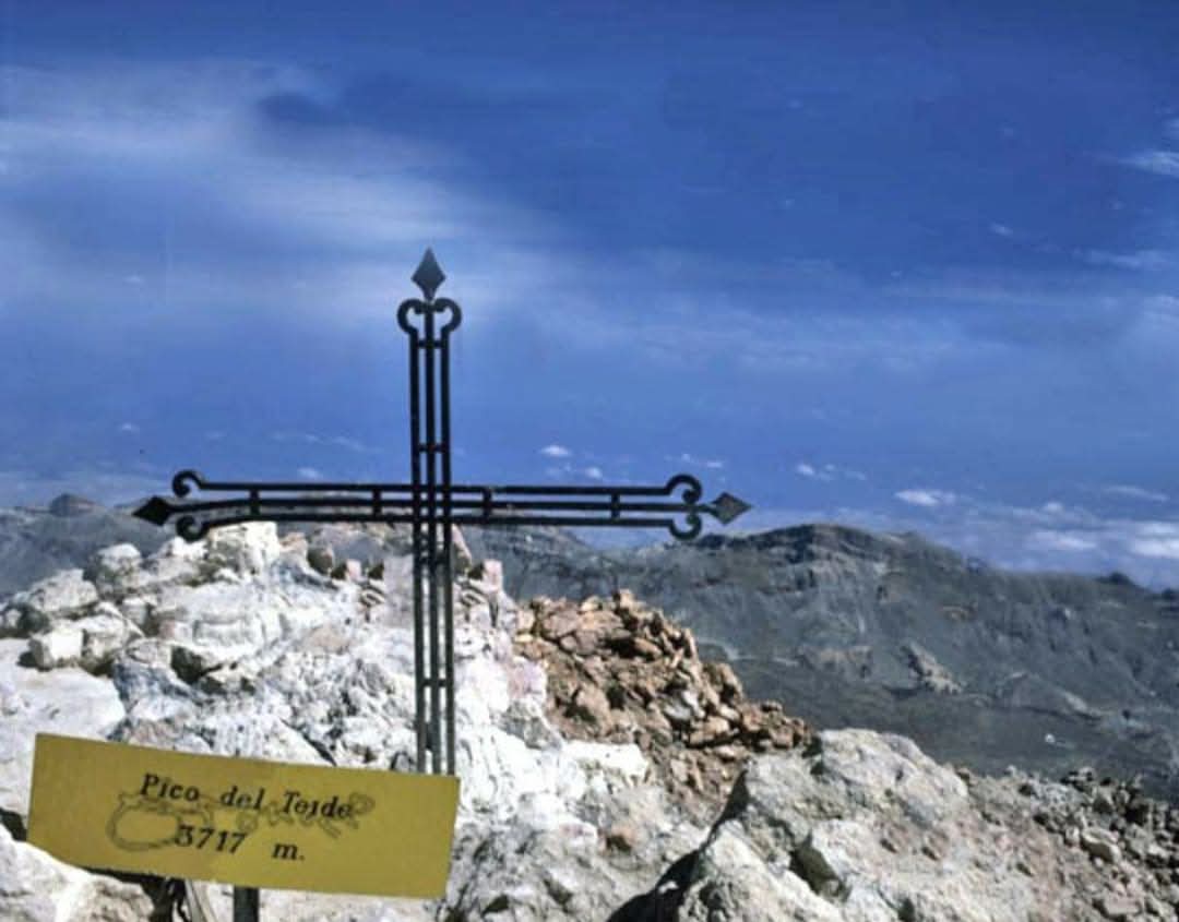 erbople's tweet photo. Ahora que se ha vuelto a poner de moda arrancar cruces de los picos, cabe recordar que en los 90 arrancaron del pico del Teide su cruz y la tiraron montaña abajo. Se consiguió rescatar, la mandaron a la chatarra y nunca la repusieron. https://t.co/mrTlCoYI6S