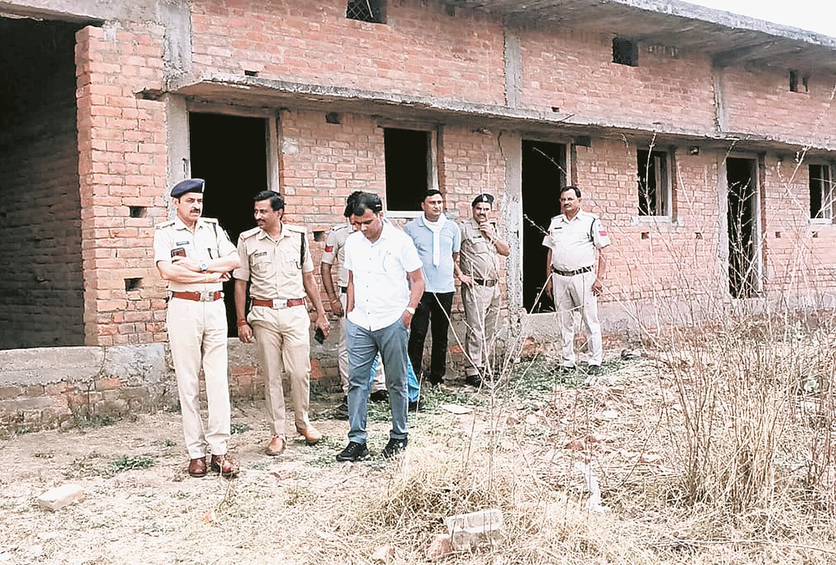 STARSAMACHAR's tweet photo. सतना के रामपुर बाघेलान क्षेत्र में आधार कार्ड बनवाने निकला युवक संदिग्ध परिस्थितियों में घायल अवस्था में मिला। रीवा ले जाते समय उसकी मौत हो गई। पुलिस और फोरेंसिक टीम मामले की जांच कर साक्ष्य जुटा रही है।
और जानें: https://t.co/6R4NGnCnGI
#SatnaNews #CrimeNews #PoliceInvestigation https://t.co/d4zpymylPN