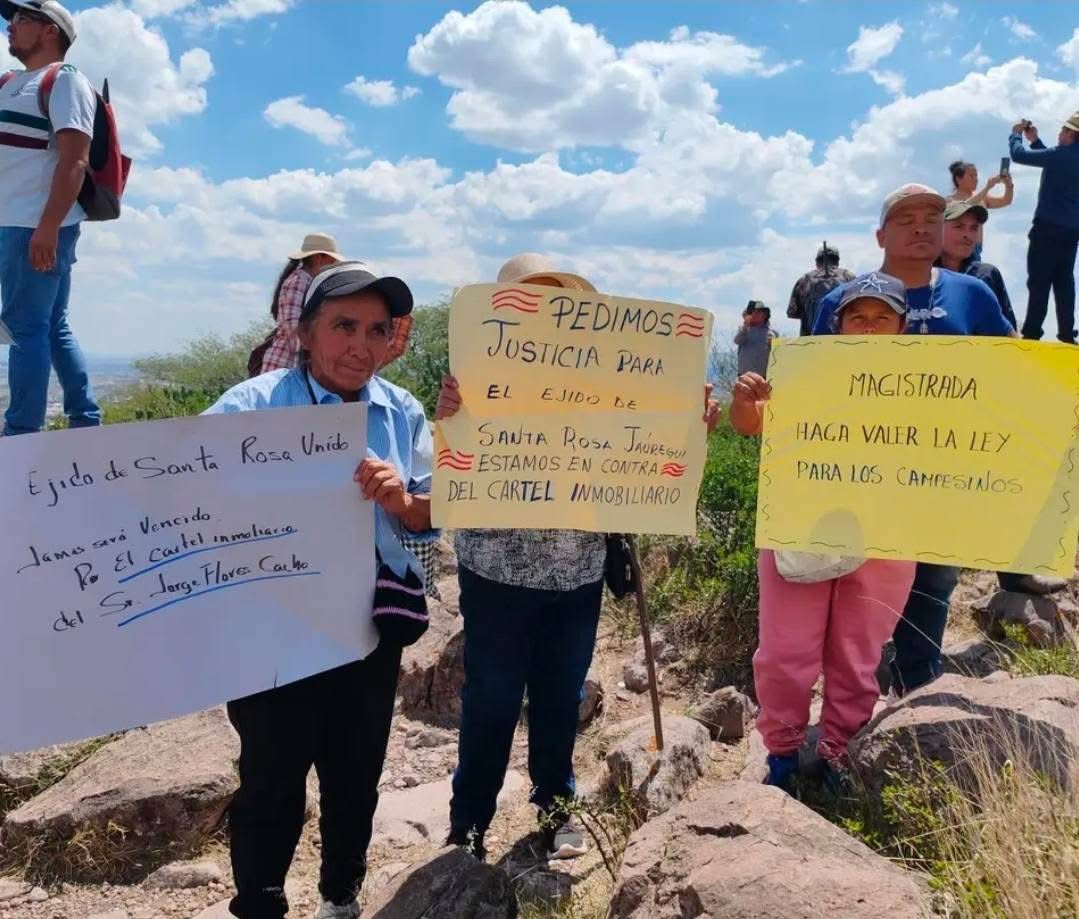 NOESISmx's tweet photo. "Somos víctimas del cártel inmobiliario": ejidatarios toman Peña Colorada y exigen justicia en Querétaro.
Más de 300 campesinos del Ejido Santa Rosa marcharon  para exigir justicia  por la disputa de 384 hectáreas en Peña Colorada, uno de los territorios con mayor presión inmobiliaria y valor ecológico del estado.
Con consignas como:
⚠️"La tierra no se vende con influencias"
⚠️"Basta de intereses inmobiliarios"
⚠️"Somos víctimas del cártel inmobiliario"
Las y los ejidatario denunciaron presunto despojo, corrupción y entrega irregular de tierras a particulares.
El conflicto lleva casi 10 años y podría entrar a su etapa final en las próximas semanas, cuando el Tribunal Agrario emita una sentencia definitiva.