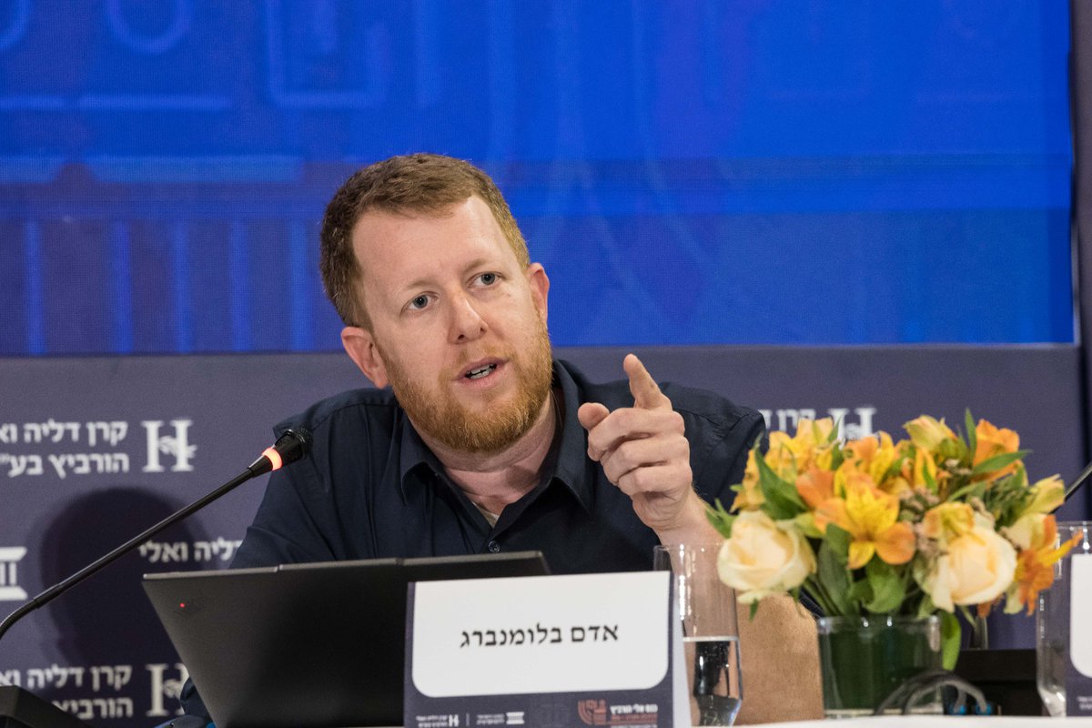 DemocracyIL's tweet photo. אדם בלומנברג, סמנכ"ל כלכלה ומדיניות, ההסתדרות, בכנס אלי הורביץ:
התלות הישראלית בקטר ההייטק כנראה הולכת להסתיים או להשתנות מהותית כל עוד לא נתאים את עצמנו. ההתייחסות שלנו והטלת הנטל על הסטארטאפ ניישן היא לא חסינה מאבטלה. יכול להיות שההון ימשיך לזרום אבל הוא לא יחלחל כי בסופו של דבר כאשר ניתן לעשות את אותה עבודה עם פחות עובדים ולא נתאים את האוכלוסיה, אנחנו בסופו של דבר נראה רווחי יתר. אנחנו צריכים לדבר על הכשרות במימון המעסיקים ובהתערבות הממשלה ועל שעות העבודה. ההתערבות הממשלתית קריטית כי יש לנו בעייה של מעסיק שלא מעדיף להשקיע בעובד שלו ולפעמים מעדיף לפטר ולהשקיע בעובד חדש.

צילום: עודד קרני.