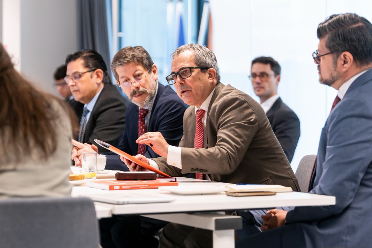 MichMuschett's tweet photo. En Bruselas 🇧🇪 sostuvimos un valioso intercambio con Embajadores de América Latina y el Caribe para discutir los hallazgos del Informe sobre Democracia y Desarrollo, y las oportunidades que presenta para profundizar cooperación con la Unión Europea. 

Gracias @camillaBruckner, @GvanMontfort y @UNDPEU por la organización.