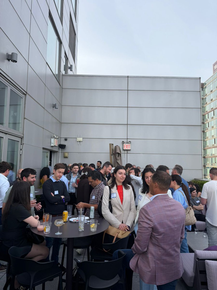 lets_ash's tweet photo. tech week day 2 recap:

> the business of video by the @wistia team
> super chill co-working lounge by @brexHQ + @DoorDash
> a new creative stack ft. @JamiJackson
> founders + investors mixer by @getnachonacho

so excited for day 3! 

if you're in the city this week and wanna talk about events, marketing, growth and storytelling, dm me!