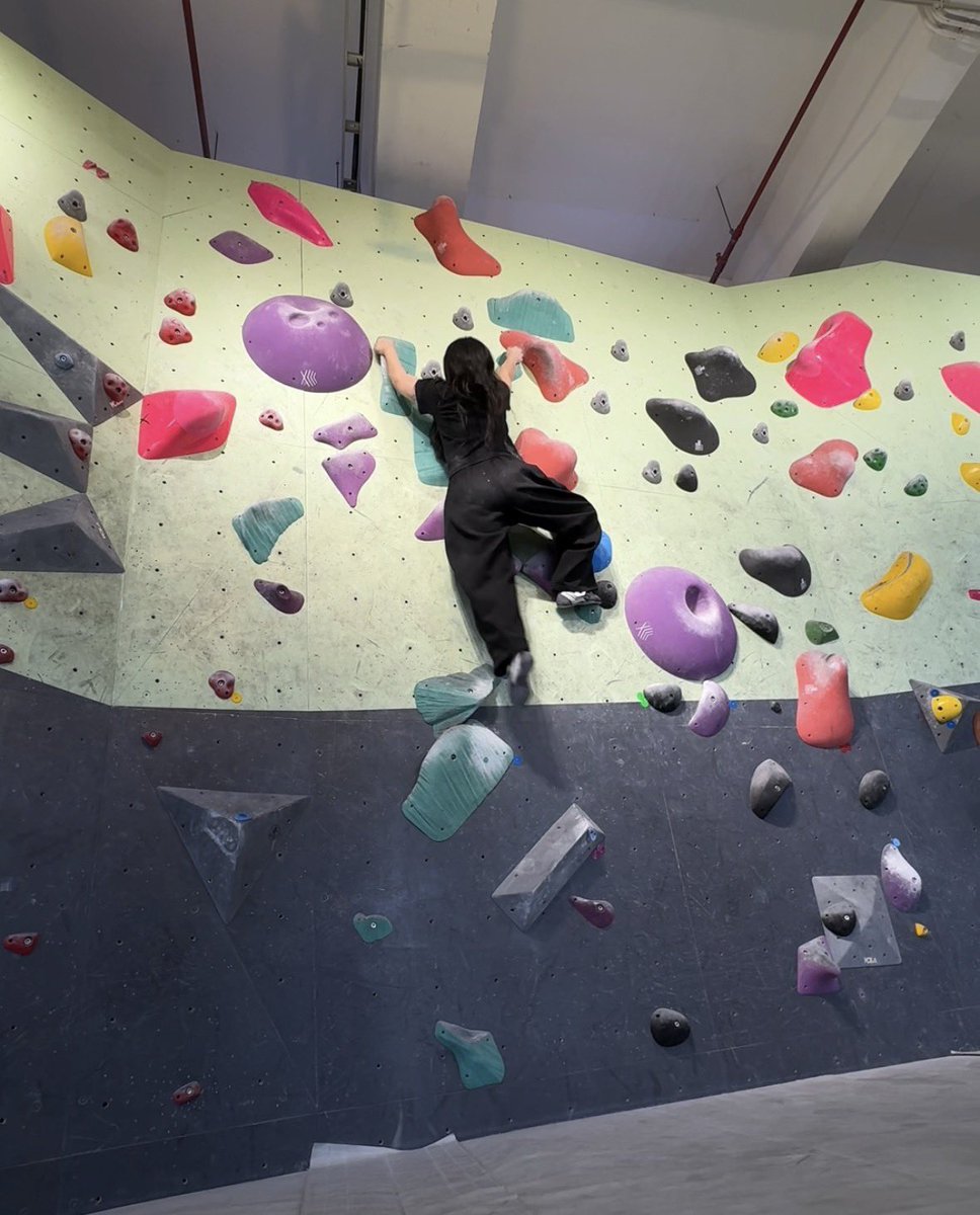 sguggn's tweet photo. i love #bouldering https://t.co/uKG57jtqig