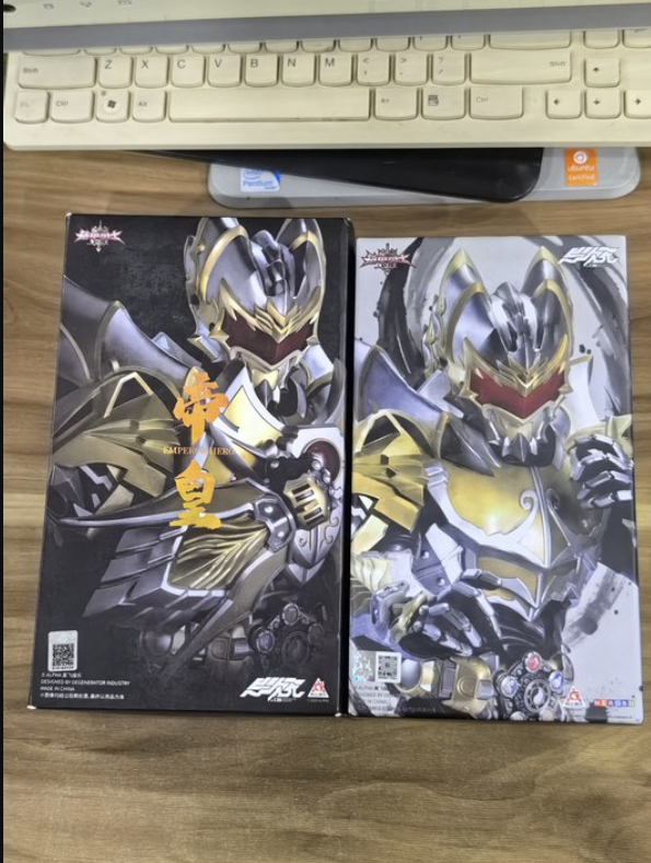 YjmZxcvbnm0096's tweet photo. 形刻シリーズ帝皇侠の再販版が届いた、見た目はほぼ変わってないか、実は宣伝されでない幾つの調整があり
まずは一番重要な変更点、関節の強度は大幅改良、自分の初回バージョンはすでに自立すらできないレベルでめちゃ揺れてるｗ、再販版の関節が凄くきついで揺れません https://t.co/jWRk1wkhMe
