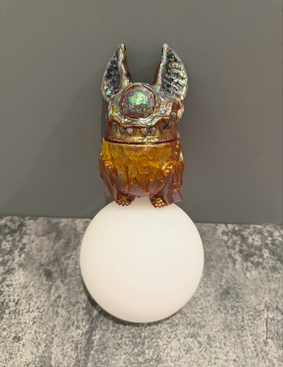 oreoreoreopa's tweet photo. 🦇🍯 蜂蜜蝙蝠 -SECOND FORM- 🍯🦇

パラサイトスパイダー🕷️の寄生によって誕生したアイビーは、成長の過程で新たな姿へと変貌する。

全身から滴る蜂蜜のような外殻を脱ぎ捨てたその先に現れたのは、螺鈿の輝きを纏う第二形態。

脱皮なのか、進化なのか、それとも寄生体による変異なのか。

その答えを知るのは、アイビー自身だけである🕷️🦇🍯

#KDフォトコン2026 
#警告玩具カスタムイラスト①

@kagemaru_d 
@mega_posi 
@KD_photo_KD