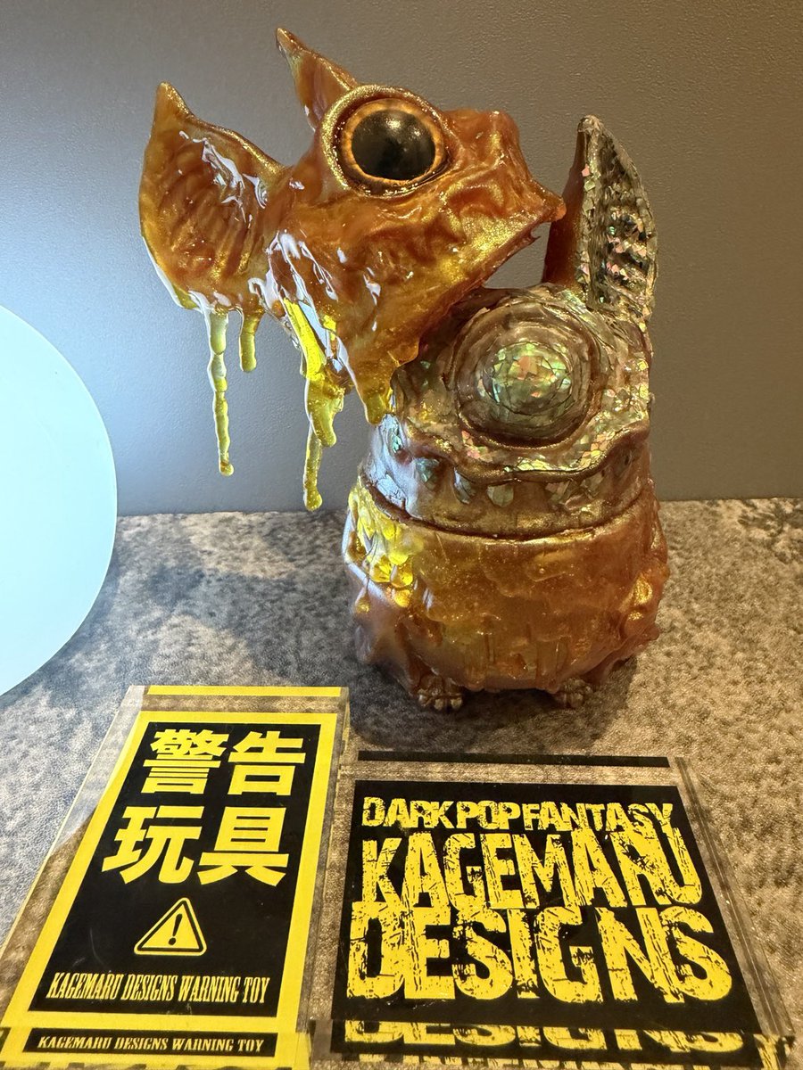 oreoreoreopa's tweet photo. 🦇🍯 蜂蜜蝙蝠 -SECOND FORM- 🍯🦇

パラサイトスパイダー🕷️の寄生によって誕生したアイビーは、成長の過程で新たな姿へと変貌する。

全身から滴る蜂蜜のような外殻を脱ぎ捨てたその先に現れたのは、螺鈿の輝きを纏う第二形態。

脱皮なのか、進化なのか、それとも寄生体による変異なのか。

その答えを知るのは、アイビー自身だけである🕷️🦇🍯

#KDフォトコン2026 
#警告玩具カスタムイラスト①

@kagemaru_d 
@mega_posi 
@KD_photo_KD