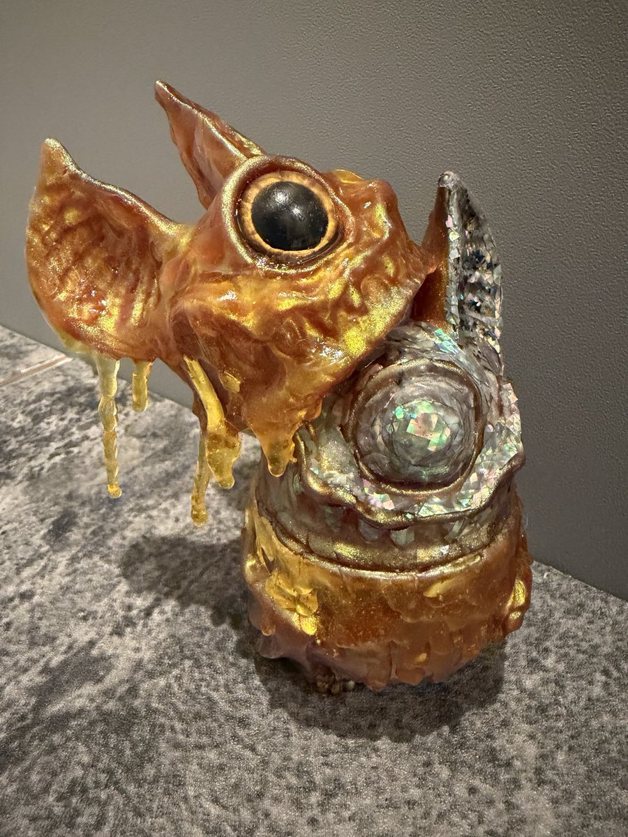 oreoreoreopa's tweet photo. 🦇🍯 蜂蜜蝙蝠 -SECOND FORM- 🍯🦇

パラサイトスパイダー🕷️の寄生によって誕生したアイビーは、成長の過程で新たな姿へと変貌する。

全身から滴る蜂蜜のような外殻を脱ぎ捨てたその先に現れたのは、螺鈿の輝きを纏う第二形態。

脱皮なのか、進化なのか、それとも寄生体による変異なのか。

その答えを知るのは、アイビー自身だけである🕷️🦇🍯

#KDフォトコン2026 
#警告玩具カスタムイラスト①

@kagemaru_d 
@mega_posi 
@KD_photo_KD