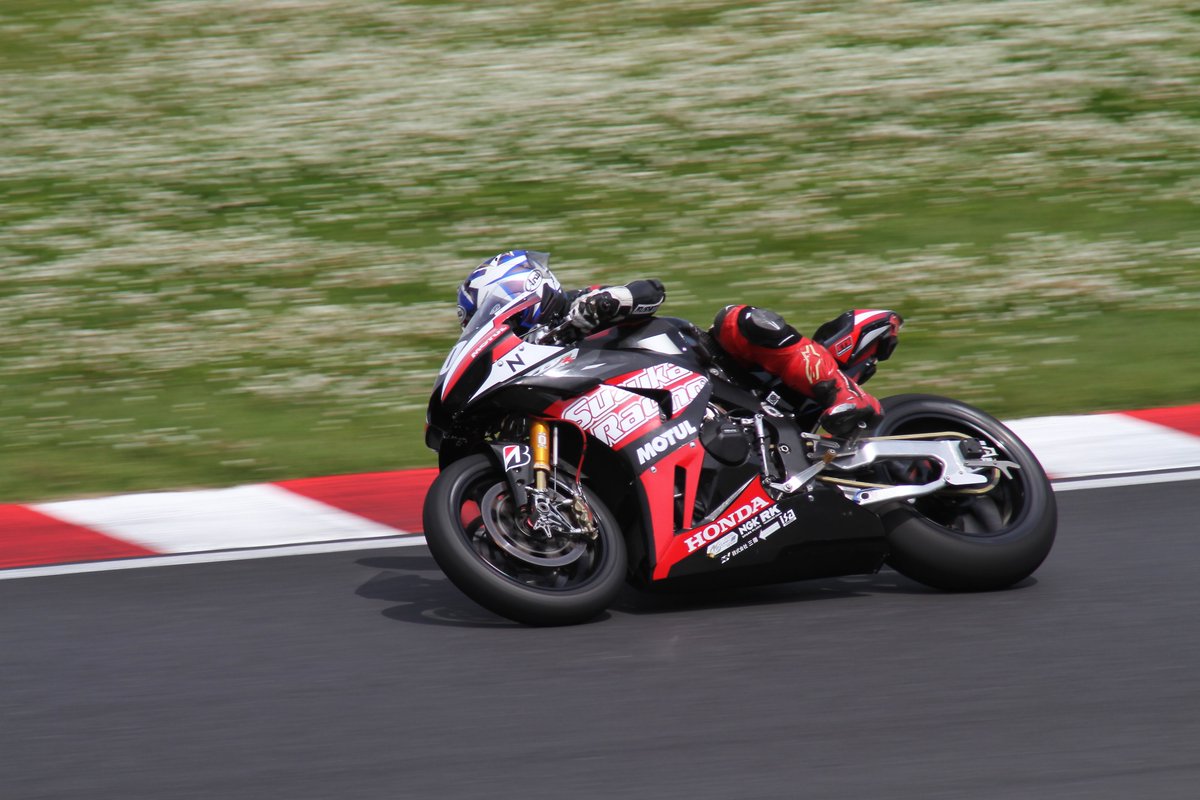 dejippoine's tweet photo. Honda Suzuka Racing Team
#20
中島 元気選手
Ben Young選手
???選手

新型スイングアームが印象的でした。
３枚目の写真は誰だろう？
暫定エントリーリストの杉山選手ではなさそう。。。 https://t.co/xJp1mfPdv5