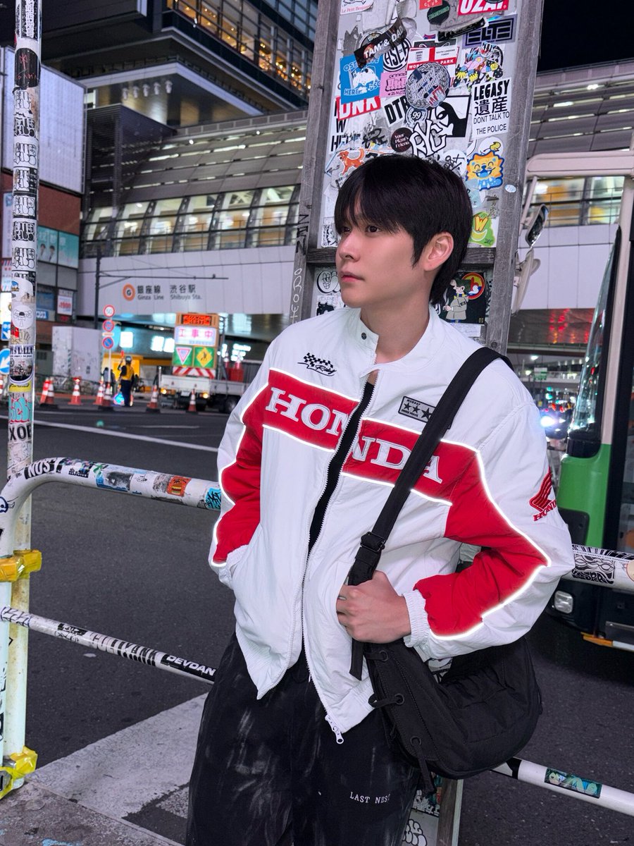 littlecusso's tweet photo. อึนซอกเสื้อแจ็กเก็ต honda หล่อแบบเจิดจรัสมาก ยิ่งเอาผมลงหน้ายิ่งดูเด็ก ดูเข้าถึงง่ายแต่ไม่ง่าย mood แบบสตรีทแฟชั่น https://t.co/CTOYYiTHkZ