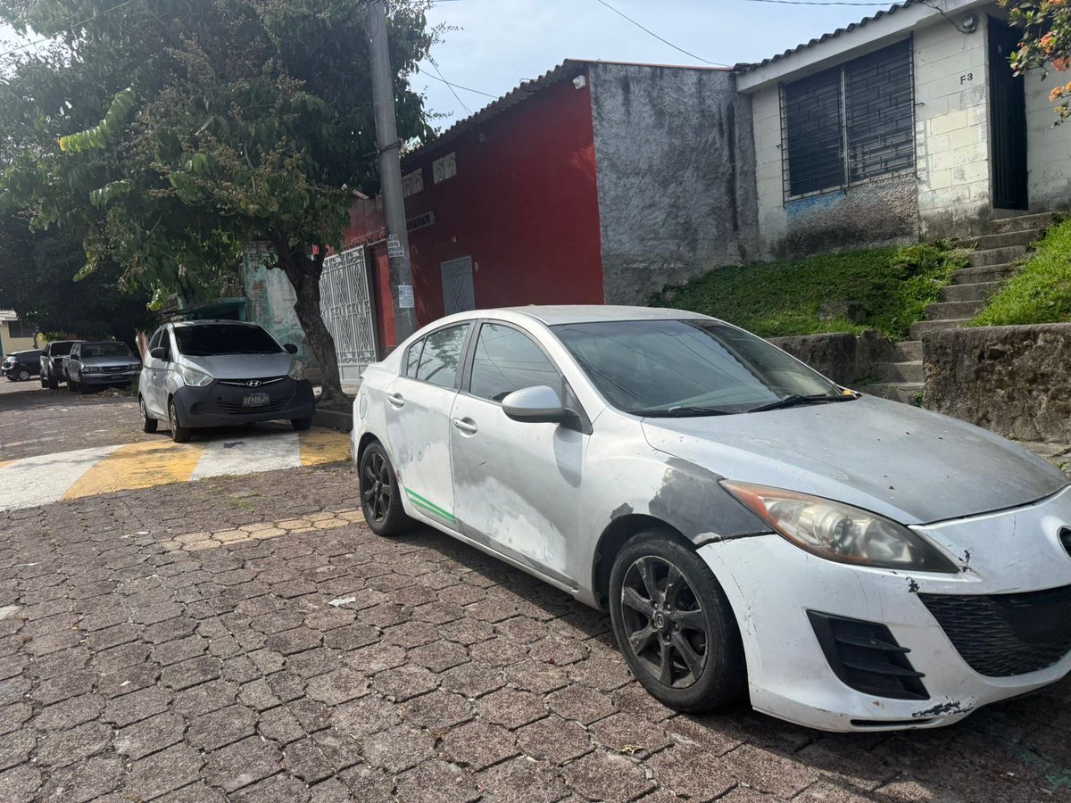 astuldiaz's tweet photo. @alcaldia_ss @marioduran @CAMSanSalvador Hola! Les agradecemos que pasaran también por la calle Lara, barrio san Jacinto , exactamente por la calle al cerro… pero resulta que este carro le pusieron aviso y solo lo movieron de lugar , hacia adentro de la colonia Cuscatlan 2, es un taller que nos llena de carros … https://t.co/01CZSGVHTQ