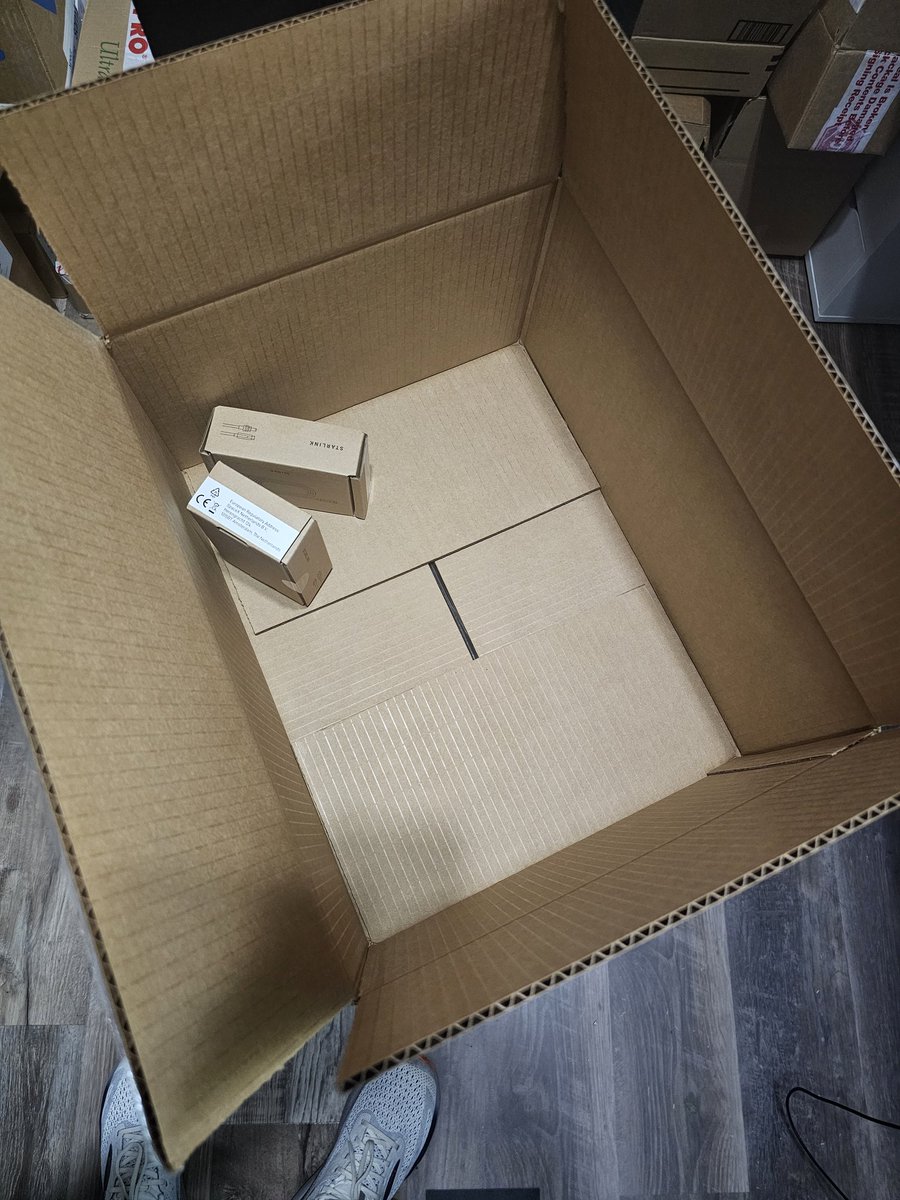 jeffthrowcards's tweet photo. Hey @Starlink,

Y'all could save a bit on shipping if you use a smaller box.

Jeff https://t.co/0K8MRFIFAe