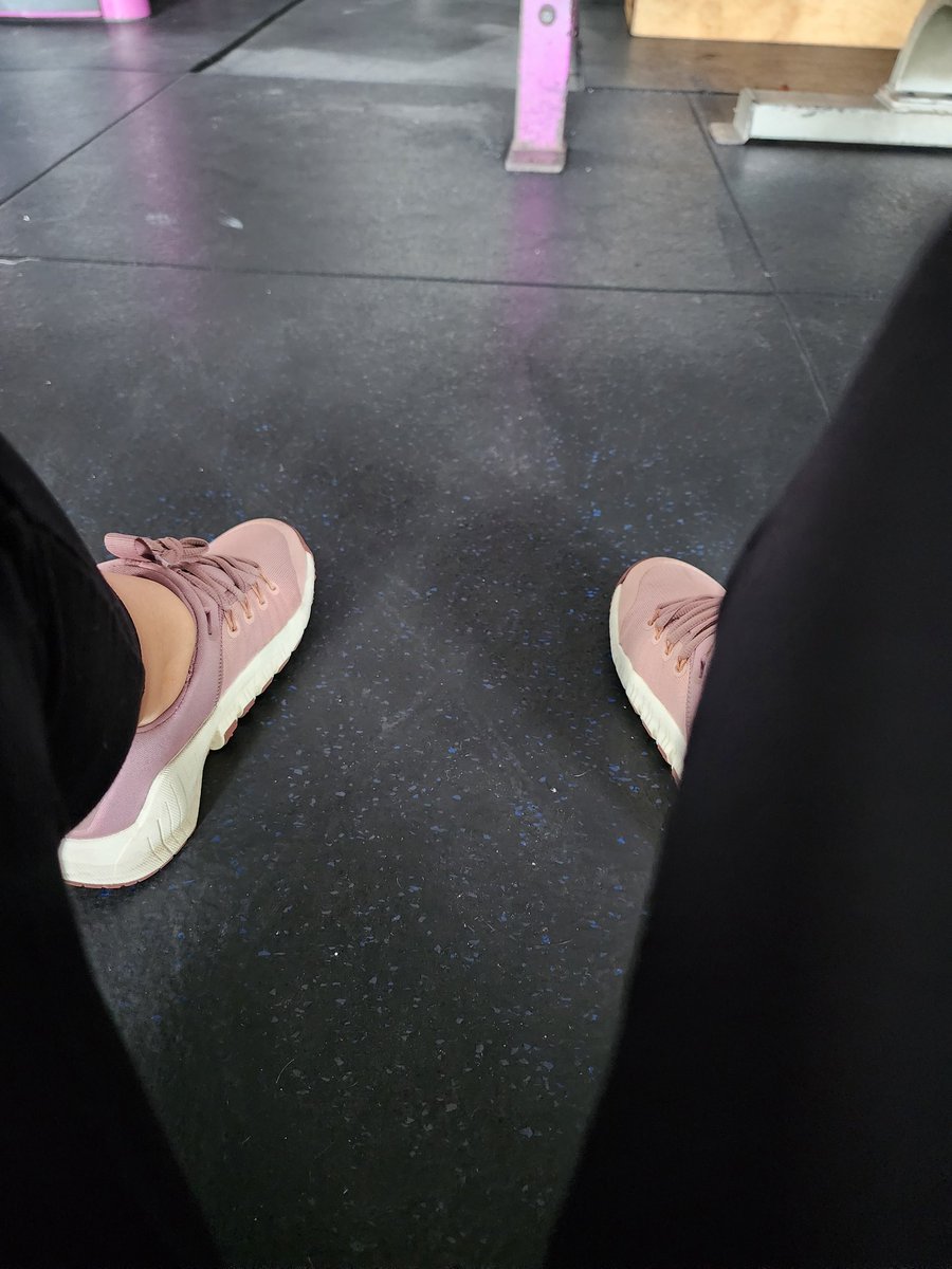 RenderosG's tweet photo. Confieso que voy al gimnasio sólo por usar mis zapatitos 🤭😂🩷 https://t.co/xgkGQPI907