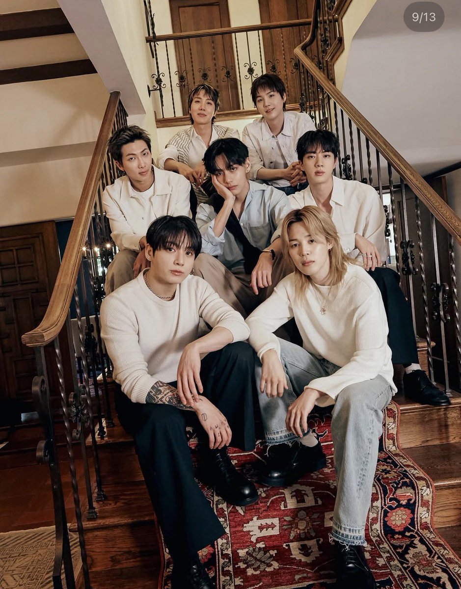 yoonkittenbe's tweet photo. o casal de namorados (jk e jimin) o trisal (tae, nam e jin) e os casados (hobi e yoongi) 

o quadro da família tradicional https://t.co/czRotyyelj