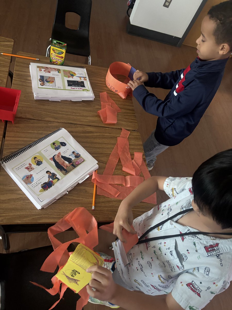 MrRomero0's tweet photo. Phonics + reading = fun! Students made their own wigs to go along with phonics story during reading time.
#PhonicsFun #ReadingRocks #TeacherLife #SummerSchool #LiteracyMatters 
#RISDsummer #ACEIgnite @Anabel_Ruiz19 @HollyGoTweets https://t.co/mTGXfiH6ok