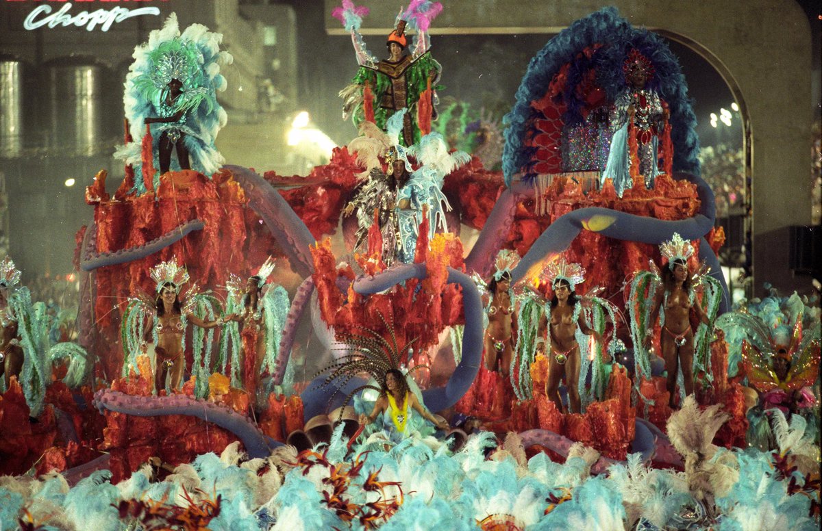 AcervoBF's tweet photo. 📌 PARÁ - O MUNDO MÍSTICO DOS CARUANAS NAS ÁGUAS DO PATU-ANU

No desfile de 1998,a Beija-Flor valorizou os povos indígenas ao destacar suas lendas, crenças e tradições ancestrais. Inspirada na cultura amazônica e marajoara, a escola apresentou os indígenas como guardiões dos saberes espirituais e da relação sagrada com a natureza.

Ao longo da narrativa, os povos originários foram retratados como protetores dos rios, das florestas e dos seres encantados presentes no imaginário amazônico. O desfile exaltou seus rituais, mitos e costumes, evidenciando a importância da cultura indígena para a formação da identidade da Amazônia e para a preservação de suas tradições ao longo do tempo.