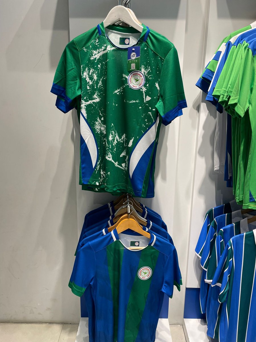 19Mayis1953's tweet photo. Atmaca SM'nin yeni sezon için yaptırmış olduğu taraftar formaları 950 TL'den satışa sunuldu.

Yeni üretici firma Adidas'ın formaları ise yakın zamanda görücüye çıkacak ve satışına başlanacak.

#Rizespor https://t.co/Y8FHnSr8gv