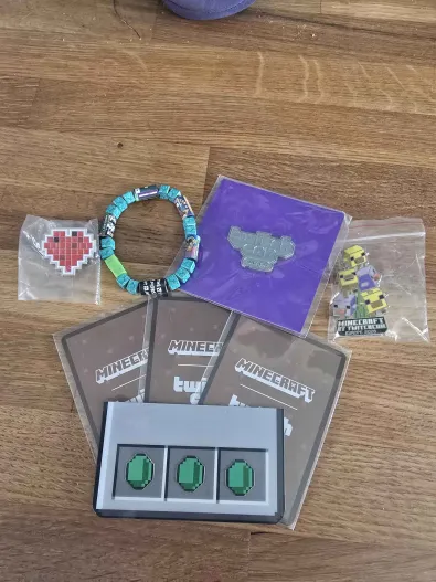 imovertherelmao's tweet photo. THE FIRST CRAFTER CAPE GIVEAWAY IS ON MAY 5TH,
FOLLOW AND COMMENT YOUR MC IGNS! ILL DRAG EVERYONE TO A GIVEAWAY WHEEL!

(i have been receiving offers of mc accounts, one of my friends are trading igns ill connect you to them if)
#minecraft #craftercape #twitchcon #giveaway https://t.co/Sm9DC13CVp
