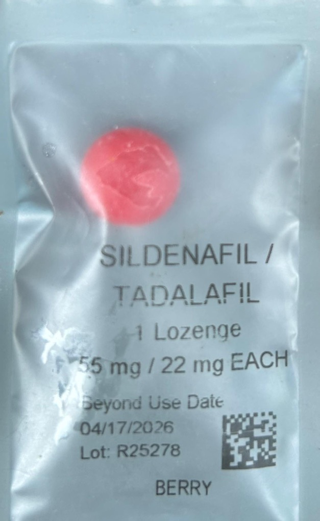 HaYoMiDe_'s tweet photo. I don’t know what kind of drugs this is , but i found it while searching my man friend bag. 

I just wonder what’s wrong with that she’s taking it. Does anyone know what pill this is? https://t.co/7h9hA7Ni3i