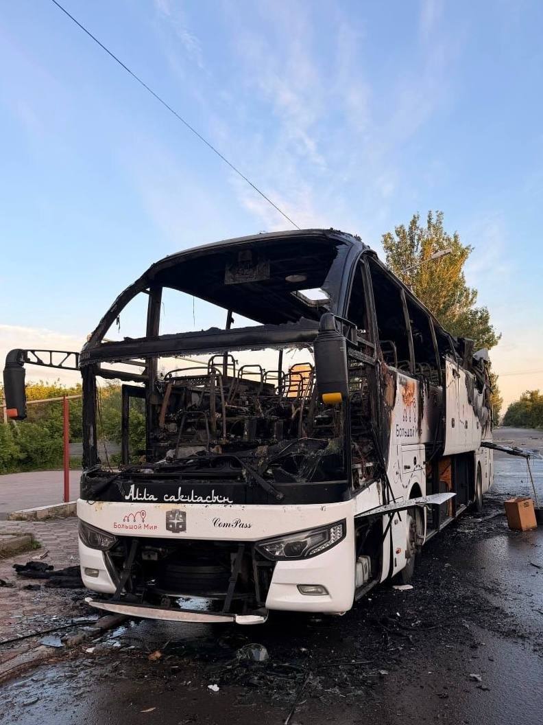 sgorlovki's tweet photo. Не этот ли "пассажирский"(видео)????

"Сегодня украинский дрон-камикадзе атаковал в городе Енакиево (ДНР) пассажирский автобус, следовавший из Москвы в Симферополь". https://t.co/3H2voTjcLP