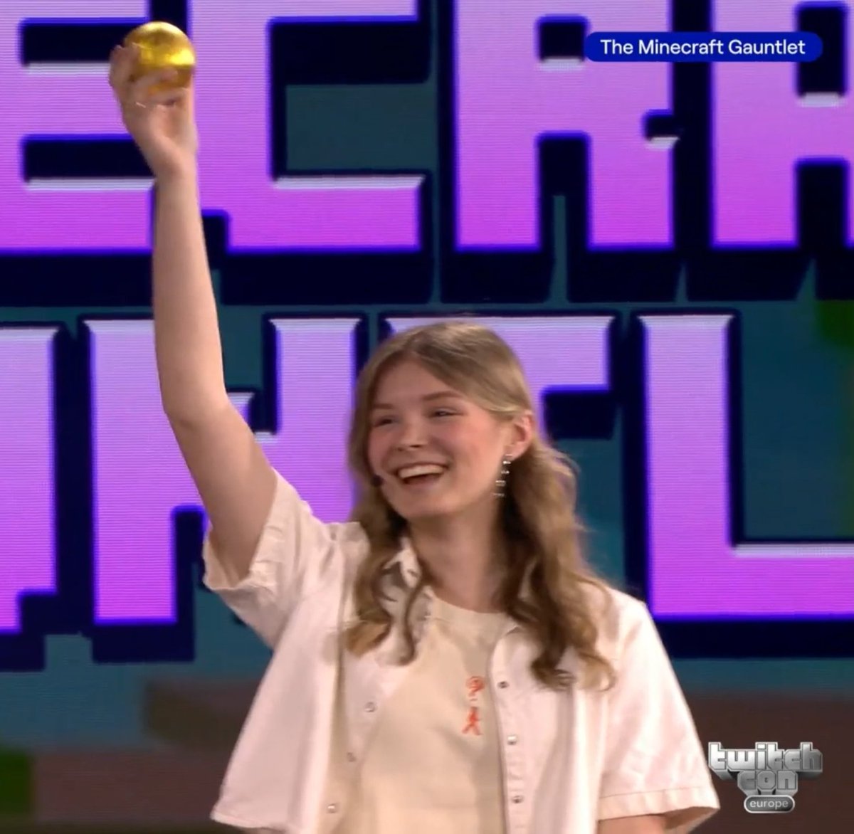 WithMayX's tweet photo. She golden on my apple til I win The Minecraft Gauntlet https://t.co/DjlMHnn4Xo