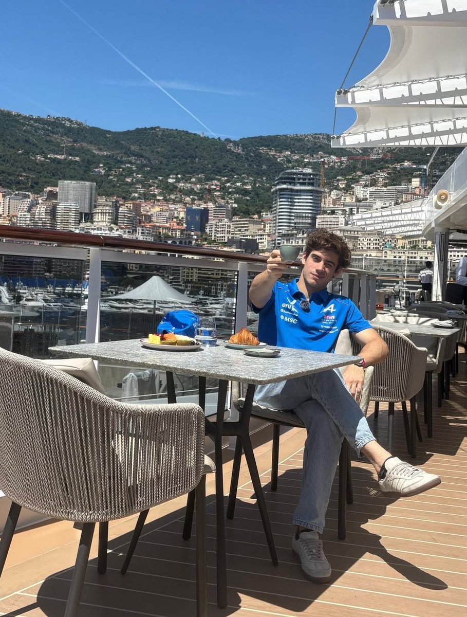 tina43arg's tweet photo. Pierre jugando un partido de fútbol y Franco comiendo medialunas JAJJAJA https://t.co/gJdibptKoA