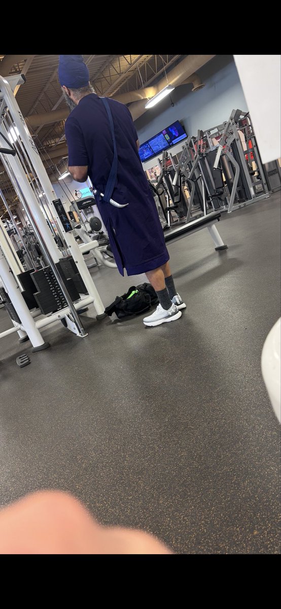Bwhitley1995's tweet photo. Saw this at the gym. Why is this allowed in a public gym? Legit look how big this fucking weapon is. Not cool rip my brother  #henrynowak https://t.co/LnvDxSuiIk
