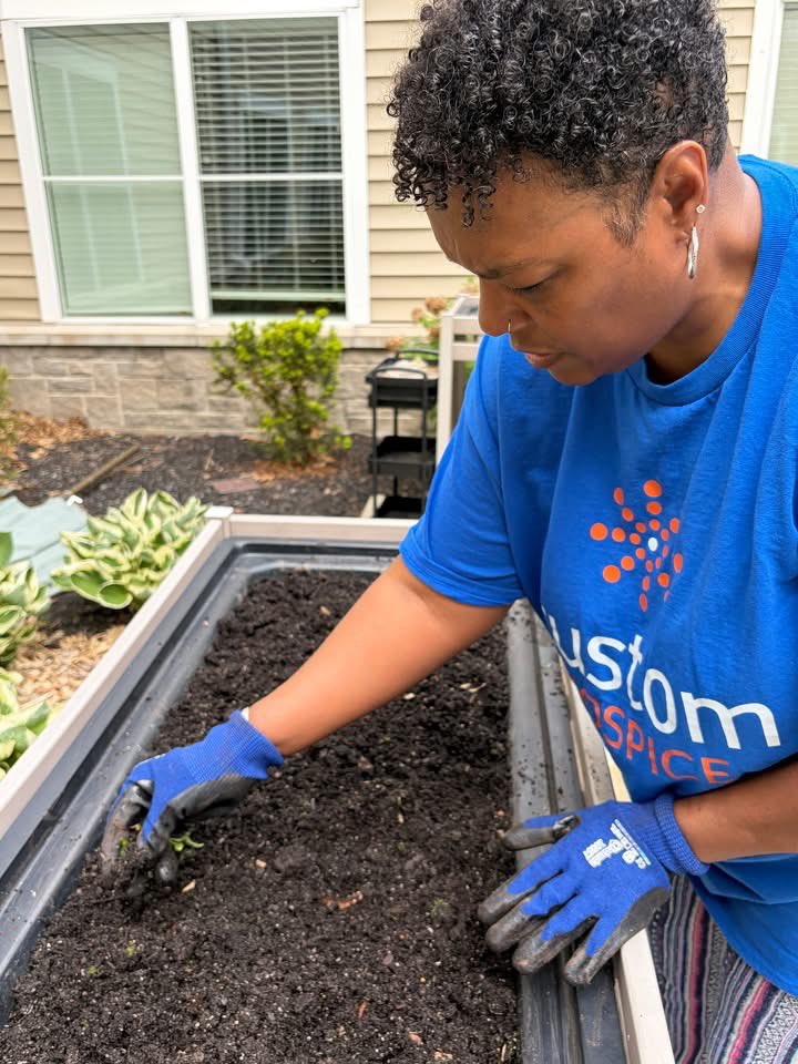 CustomHH's tweet photo. Custom Hospice volunteers spent a beautiful day at Vista Springs, Clarkston, with residents to refresh the community's outdoor spaces. Together, they cleaned flower beds, trimmed shrubs, planted colorful flowers, and prepared the gardens for the season. https://t.co/vuOEvwiOSI