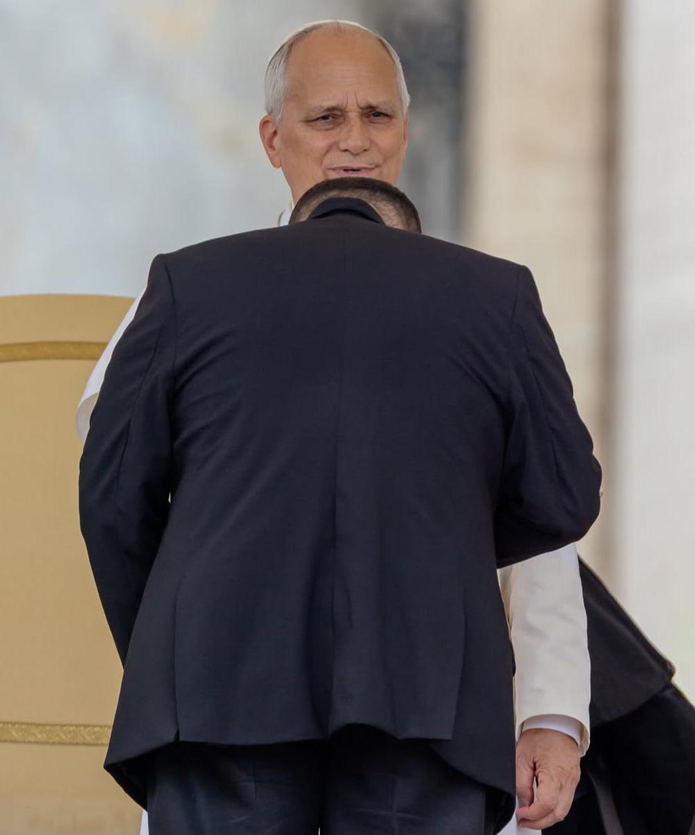 vickagarf's tweet photo. I suppose your personal blessing cleanses the soul of the faithful…🙌🏽
#Generalaudience #PopeLeoXIV #PapaLeoneXIV #PapaLeãoXIV https://t.co/krEb1yyq8B