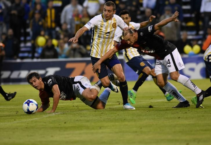 efemeridesRC's tweet photo. 3/06/2017: Rosario Central empato 0-0 contra Colon en el Gigante de Arroyito
Formacion Canalla: D. Rodriguez; Ferrari, Leguizamon, Pinola, Menosse; (Salazar) Camacho, Musto, Colman, (Herrera) Carrizo; (Lovera) Gutierrez y Ruben
DT: Paolo Montero https://t.co/RBVF1zzF3T