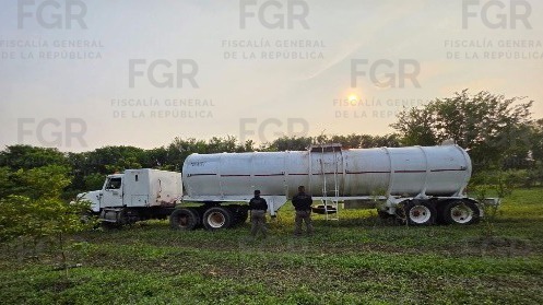 FGR_Tab's tweet photo. #FGR asegura más de 19 mil litros de hidrocarburo e inhabilita tres tomas clandestinas en #Cárdenas, #Tabasco. https://t.co/XH4V4Sw7Ja https://t.co/uSK0PNpStd