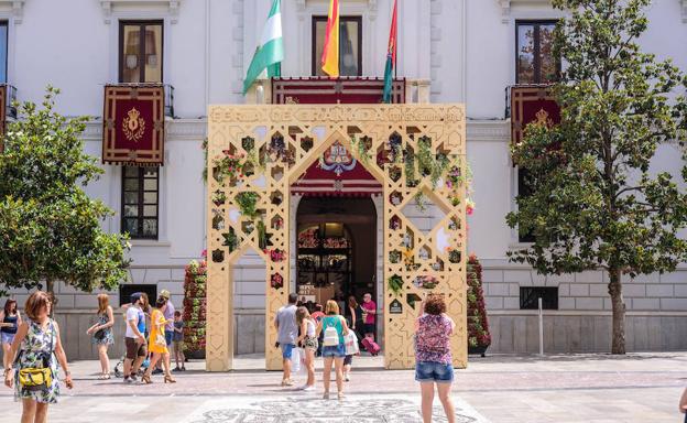 LlamadorCofrGR's tweet photo. Qué paradójico.
Una bandera de Granada2031 bien grande ondeando, mientras nuestra cultura y tradiciones se hunden.
El centro sin decorar, el ayuntamiento sin decorar, y es que ya ni la típica portada del "Corpus Chico",mientras la del "Corpus Grande" es la misma desde hace 8 años https://t.co/z7j0OzapVx