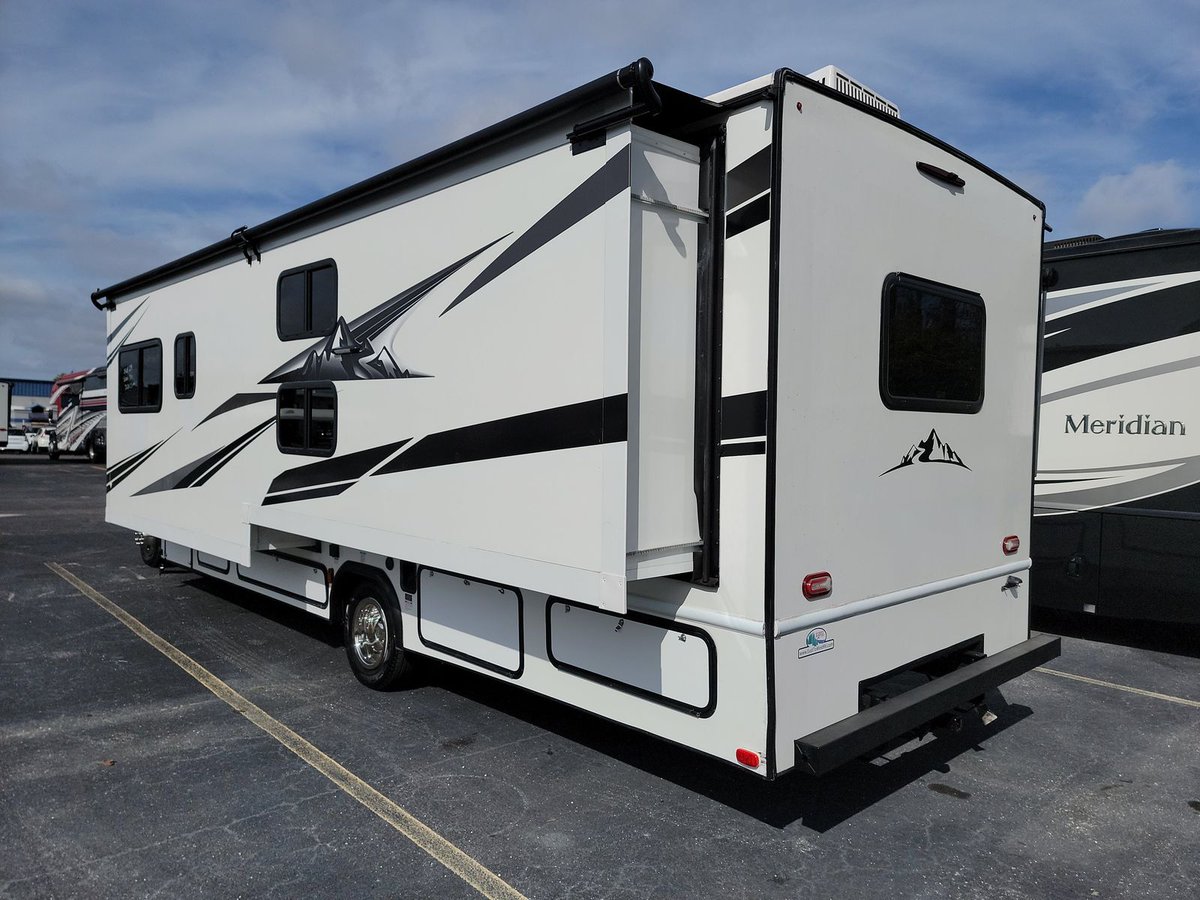 SecureRVBuyers's tweet photo. Coach of the day! Check out this 2023 East to West Entrada RV we recently purchased. Selling your RV? Contact us today for a cash offer! #securervbuyers #webuyrvs https://t.co/YM98YanM60