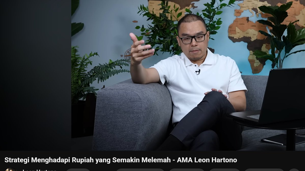 AvelinoGuido28's tweet photo. Pertanyaan bagus, dan jujur jawaban detailnya susah ditebak. Karena kalau rupiah beneran tembus 20.000, dampaknya nyebar ke mana-mana. Harga barang impor naik, beban subsidi energi meledak, daya beli kelas menengah tambah turun, dll. Tapi yang lebih penting dari "apa yang akan terjadi" adalah fakta bahwa kita sudah mengarah ke sana, dan faktor penyebabnya bisa kita identifikasi dari sekarang.

Hari ini, 3 Juni 2026, rupiah ada di kisaran 17.900 per dolar, rekor terlemah sepanjang sejarah. Sejak awal tahun aja udah ambruk sekitar 6,8% dari posisi akhir 2025 di 16.670. Jarak dari sini ke 20.000 tinggal sekitar 12%. Kedengeran jauh? Tentu nggak, awal tahun rupiah masih di 16.670, sekarang udah 17.900. Sisa ke 20.000 tinggal 2.100 rupiah lagi.

Terus kenapa bisa separah ini? Gw lihat ada dua sisi yang jalan bareng dan saling dorong satu sama lain. Sisi pertama datang dari luar, dari global.
Kebetulan gw baru habis nonton video Leon Hartono yang rilis 29 Mei kemarin, dan dia ada ngebedah sisi ini. Inti argumennya simpel: jangan ukur kekayaan lu cuma pakai nominal rupiah, ukur pakai patokan global. Coba liat indeks dolar, yang ngukur seberapa kuat dolar dibanding mata uang-mata uang besar dunia. Sekarang angkanya di kisaran 99, padahal awal 2025 sempet di 109 dan malah anjlok ke 96 di Januari 2026. Artinya dolar lagi nggak segarang itu, tapi rupiah tetap cetak rekor. Itu sinyal bahaya.

Leon nunjukin kenapa modal asing kabur. Yield obligasi Amerika tinggi, sementara selisihnya sama obligasi kita cuma sekitar 2 persenan. Buat investor asing, ngapain nahan risiko negara berkembang kalau bedanya setipis itu? Mending balik ke Amerika. Dia juga bandingin sama mata uang yang justru kuat puluhan tahun kayak franc Swiss dan dolar Singapura. Rahasianya cuma tiga: inflasi rendah, neraca dagang surplus, dan institusi yang dipercaya.

Yang bikin gw merinding bagian akhir videonya. Leon bahas mata uang yang ambruk total kayak Lebanon dan Iran, dan akar masalahnya selalu sama: pemerintah cetak uang berlebihan sampe cadangan devisa abis, bank sentral kehilangan independensi, dan publik hilang kepercayaan. Gw nyimak sambil mikir, kok beberapa sinyal itu kerasa nggak asing ya buat kita...

Nah, sisi keduanya justru datang dari dalam negeri sendiri, dan ini yang pernah gw tulis di thesis April lalu, cuma datanya gw perbarui sampe hari ini. Fiskal kita udah ketarik kenceng. Defisit 2025 mentok di 2,92% PDB, dan asumsi APBN 2026 dibangun di atas minyak 70 dolar dan kurs 16.500. Dua-duanya udah meleset jauh, minyak nyentuh 90-100 dolar gara-gara perang di Timur Tengah. Tiap minyak naik 1 dolar, tekanan ke defisit nambah sekitar 6,8 triliun. Proyeksi pemerintah sendiri udah tunjukin defisit bisa mentok di 3,5% kalau harga minyak dan kurs terus kayak sekarang.

Dari sisi modal lebih ngeri lagi. Kepemilikan asing di surat utang negara tinggal sekitar 12,6%, terendah sejak 2006, padahal setahun lalu masih 14 persenan. Cadangan devisa yang dipake Bank Indonesia buat nahan rupiah turun dari 156,5 miliar dolar di Desember ke 146,2 miliar di April, dan BI ngaku udah bakar sekitar 10 miliar dolar buat intervensi. Inget ancaman MSCI mau nurunin Indonesia ke status frontier yang bikin pasar panik Januari kemarin? Itu untungnya batal, status kita ditahan di emerging bulan Mei. Tapi rupiah tetap jeblok juga. Artinya masalahnya lebih dalam dari sekadar satu indeks. Dan diam-diam, makin banyak utang pemerintah yang dibeli BI sendiri, sampe muncul pertanyaan soal independensi bank sentral. Inget tiga akar masalah versi Leon tadi?

Jadi balik ke pertanyaan awal. Yang paling nyesek bukan cuma angka 20.000-nya. Rupiah sekarang cetak rekor terlemah lawan dolar Singapura di 14.000 dan ringgit Malaysia di 4.500. Bukan cuma lawan dolar AS.
Pemerintah dah gerak sih, seperti kita tau ada aturan wajib parkir hasil ekspor mulai 1 Juni, Danantara digerakkan beli saham di bursa buat nahan IHSG, ada BI Rate di 5,25%. Tapi Moody's hari ini kasih Danantara outlook negatif, langsung ngikutin kondisi Indonesia. Artinya lembaga yang dipake buat nahan masalah kredibilitasnya sama persis kayak masalah yang mau ditahan. Pertanyaannya: cukup nggak semua itu, sebelum 20.000 berubah dari skenario jadi headline?