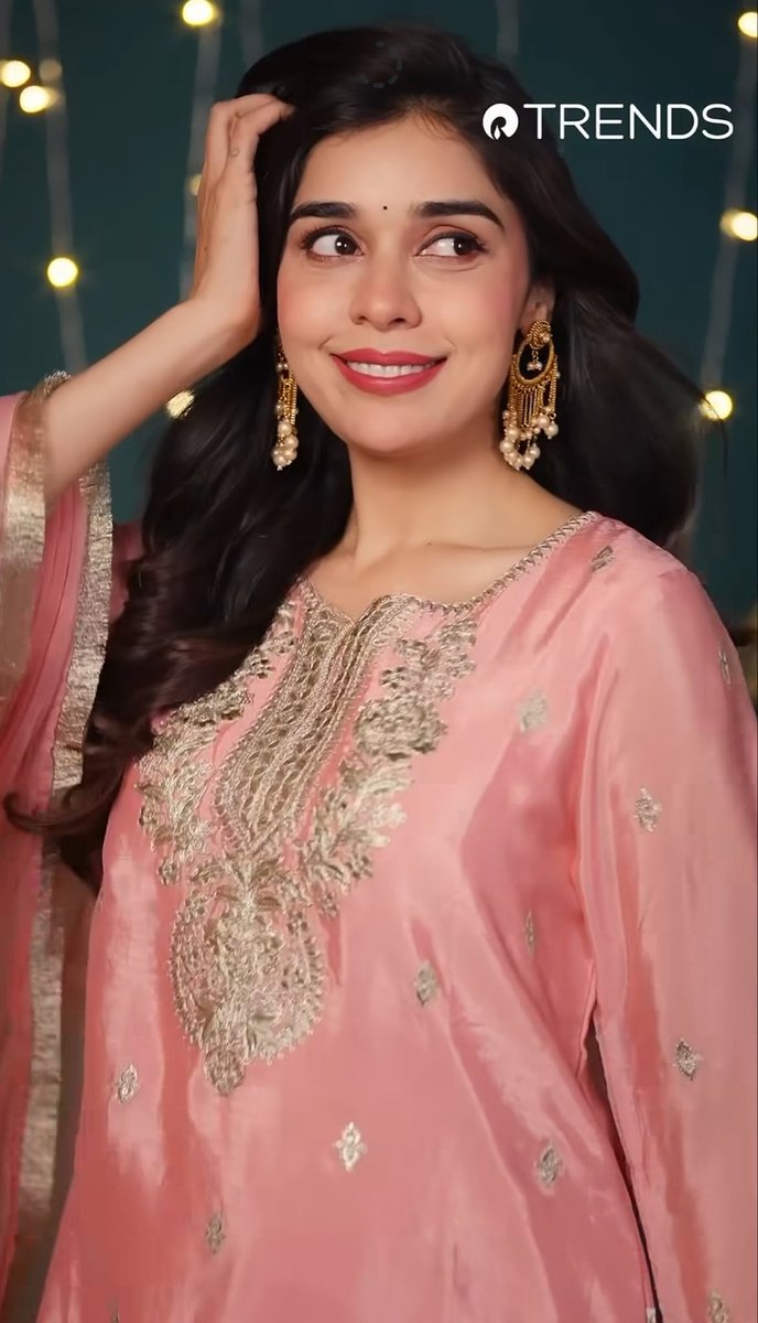 Zarahx02's tweet photo. Need more collabs like this bacause a face like hers is so perfect for Indian wear 😍🫶🏽

#EishaSingh https://t.co/AU4GCcPUvg