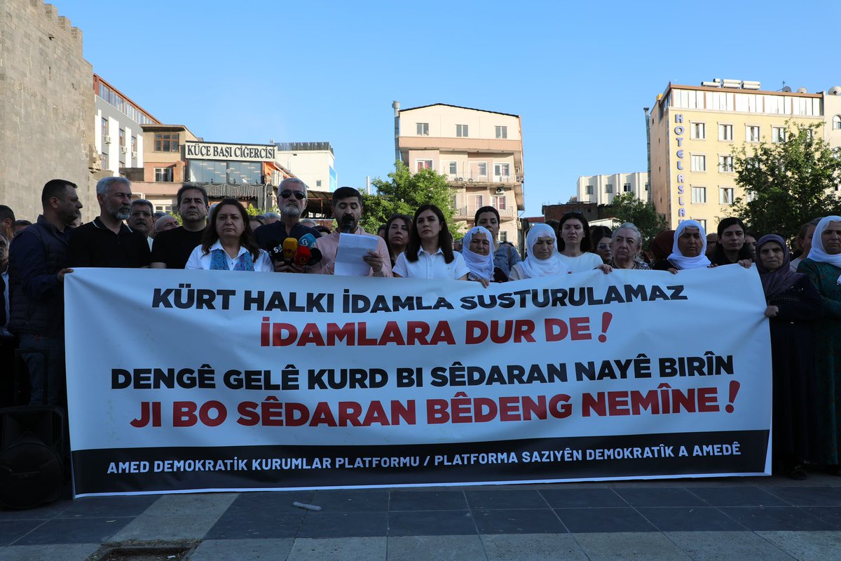 dempartiamed's tweet photo. Qada Şêx Saîd warê bîra me ye ku îro em li wê qadê zext û zordariya dewleta Îranê ya li ser gelê Kurd şermezar dikin. Rejîma Îranê, bi darvekirinê bersîv dide daxwezên gelan. Rejîma Îranê ciwanên Kurd ên ku li dijî zext û zordariyê nirxên mirovahiyê û azadiyê diparêzin darve dike. Bi vê helwesta xwe ya hovane rê li ber êrîş û aloziyan vedike. Li vê qadê em carek din tînin ziman, gelê Kurd li ber Rejîma olperest û nijadperest a îranê serî na tewîne, wê bişewitîne sêdarên qetlê.