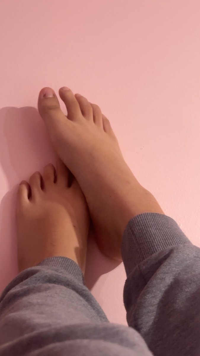 ObsessOverMe1's tweet photo. need to get my feet done who wants to pay for my pedicure?😘 #nsfwtwtًً #feetworshi̇p #seller https://t.co/XknPaUkj3t