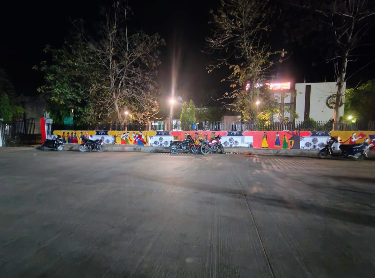 ChitrakootDm's tweet photo. जनपद #चित्रकूट के सीतापुर स्थित पोद्दार इंटर कॉलेज से जगद्गुरु रामभद्राचार्य दिव्यांग राज्य विश्वविद्यालय तक लगभग ₹16.50 लाख की लागत से हॉर्टिकल्चर थीम आधारित वॉल पेंटिंग का कार्य पूर्ण कराया गया है। यह कार्य कार्यदायी संस्था चित्रकूट विशेष क्षेत्र विकास प्राधिकरण द्वारा संपादित किया गया है।
जिलाधिकारी के मार्गदर्शन में कराए गए इस अभिनव सौंदर्यीकरण कार्य ने क्षेत्र को आकर्षक एवं प्रेरणादायी स्वरूप प्रदान किया है। वॉल पेंटिंग के माध्यम से हरित पर्यावरण, प्राकृतिक सौंदर्य, स्वच्छता एवं संरक्षण का संदेश जनसामान्य तक प्रभावी ढंग से पहुंचाया जा रहा है।
#Chitrakoot #Beautification #WallPainting #HorticultureTheme #SmartChitrakoot #ViksitBharat #GoodGovernance #TourismDevelopment
