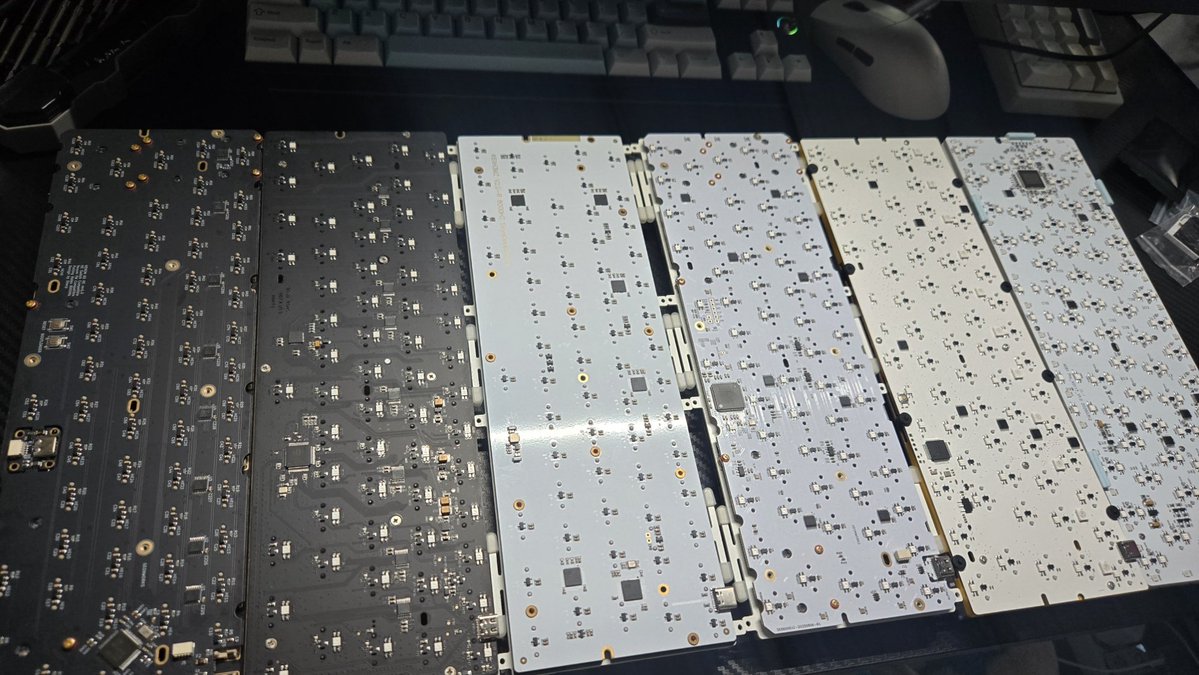 SuFl3770's tweet photo. - 메인 트윗 - 
리겜 합니다. 스팀리겜 주로 합니다.  
키보드 좋아합니다. 20대 넘게 있는 거 같군요. 가끔 레이턴시 벤치도 합니다. 
차 끌고 다닙니다. 전자레인지 비슷한 거 끌고 다니고 있습니다.  

관심사에 대한 얕은 지식과 개똥 같은 철학을 기반으로 저질 정보를 양산합니다. https://t.co/cfGKCwxMVW