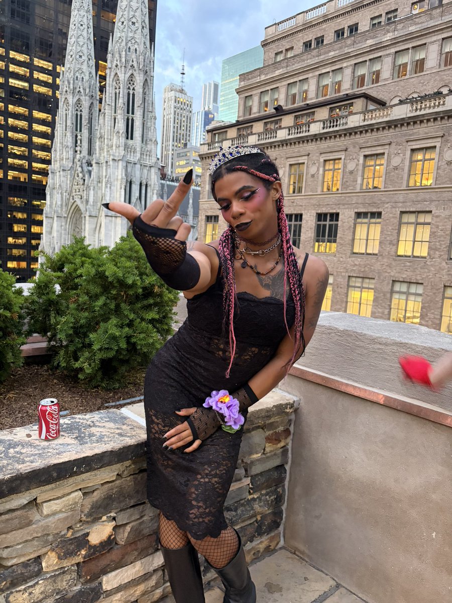 DavoraDemure's tweet photo. Prom Queen
#promqueen #promdress #goth #relatable #pride #tgirl https://t.co/Q9uiPYQKGR