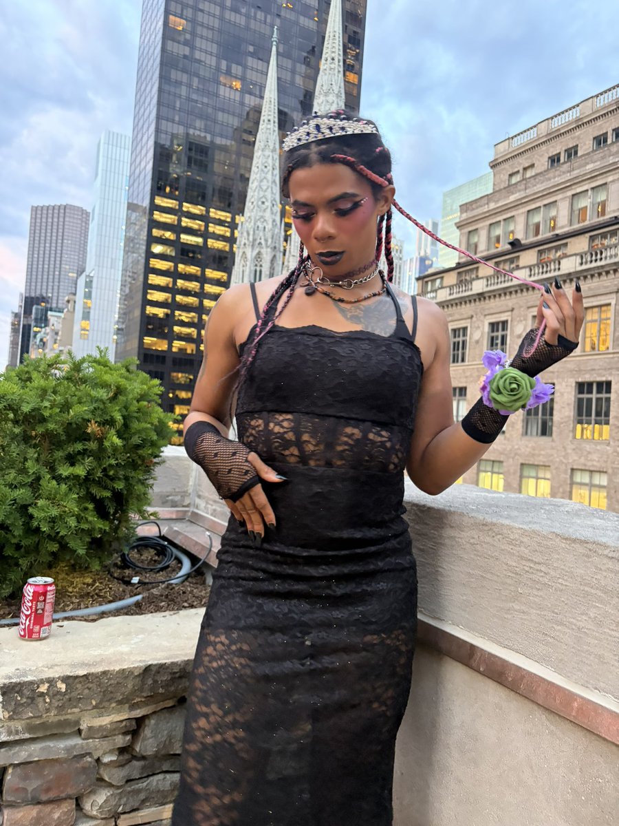 DavoraDemure's tweet photo. Prom Queen
#promqueen #promdress #goth #relatable #pride #tgirl https://t.co/Q9uiPYQKGR