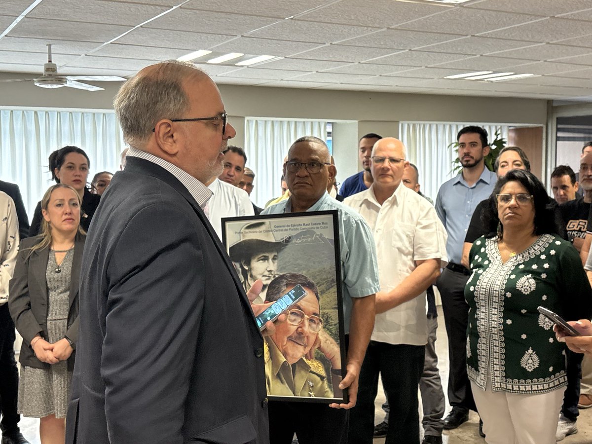EmbaCuMex's tweet photo. 🇨🇺 Celebración en la Embajada de Cuba en México por el 95 cumpleaños del General de Ejército Raúl Castro Ruz

Esta mañana, el colectivo de la Embajada de Cuba en México  rindió homenaje al líder revolucionario en su aniversario 95. Raúl no está ni estará solo: detrás de él está la historia de la Revolución Cubana, la sangre de nuestros héroes y mártires, y la voz de millones que jamás aceptarán la injerencia extranjera.

Su ejemplo es unidad, resistencia y compromiso con la Patria. Porque cuando decimos Raúl decimos Cuba, decimos firmeza, decimos continuidad, decimos Revolución. Sigue ahí gigante,  como lo aseguró con la firmeza que lo caracteriza: “mientras viva estaré con el pie en el estribo para defender a la Patria, la Revolución y el Socialismo”. 

Los miembros de la Embajada ratificaron la fidelidad a las ideas del Líder de la Revolución Cubana y el compromiso de defender sus ideas, su obra y su ejemplo. 

🎖️ ¡Feliz cumpleaños, General de Ejército!

#RaúlEsRaúl #95DeRaúl