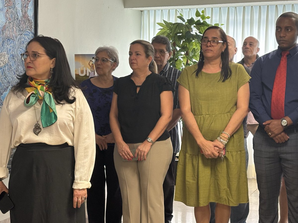 EmbaCuMex's tweet photo. 🇨🇺 Celebración en la Embajada de Cuba en México por el 95 cumpleaños del General de Ejército Raúl Castro Ruz

Esta mañana, el colectivo de la Embajada de Cuba en México  rindió homenaje al líder revolucionario en su aniversario 95. Raúl no está ni estará solo: detrás de él está la historia de la Revolución Cubana, la sangre de nuestros héroes y mártires, y la voz de millones que jamás aceptarán la injerencia extranjera.

Su ejemplo es unidad, resistencia y compromiso con la Patria. Porque cuando decimos Raúl decimos Cuba, decimos firmeza, decimos continuidad, decimos Revolución. Sigue ahí gigante,  como lo aseguró con la firmeza que lo caracteriza: “mientras viva estaré con el pie en el estribo para defender a la Patria, la Revolución y el Socialismo”. 

Los miembros de la Embajada ratificaron la fidelidad a las ideas del Líder de la Revolución Cubana y el compromiso de defender sus ideas, su obra y su ejemplo. 

🎖️ ¡Feliz cumpleaños, General de Ejército!

#RaúlEsRaúl #95DeRaúl