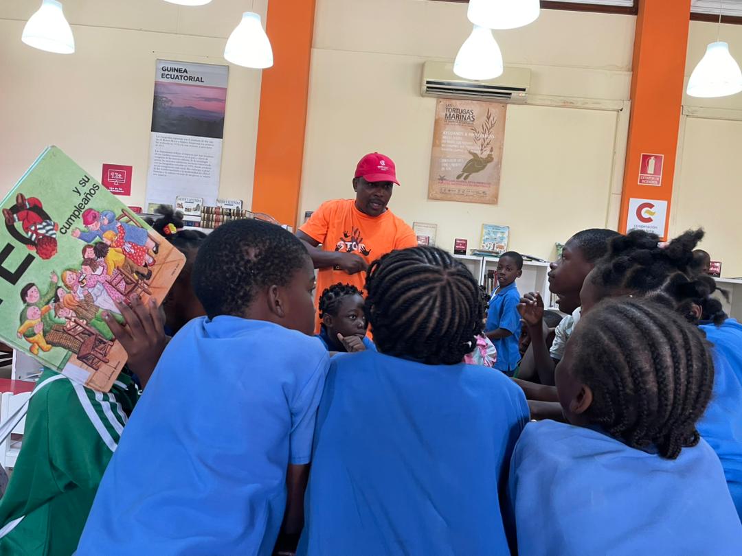 ccemalabo's tweet photo. Los más peques se conectan con la lectura en una nueva jornada de los Miércoles de Cuento, organizados en el Centro Cultural de España en Malabo, con el bibliotecario Dino León, en el marco de la conmemoración del Mes del Niño Africano.
@EmbEspMalabo #EspañaEnGE @AECID_EspMalabo https://t.co/7kzRcGcZIb