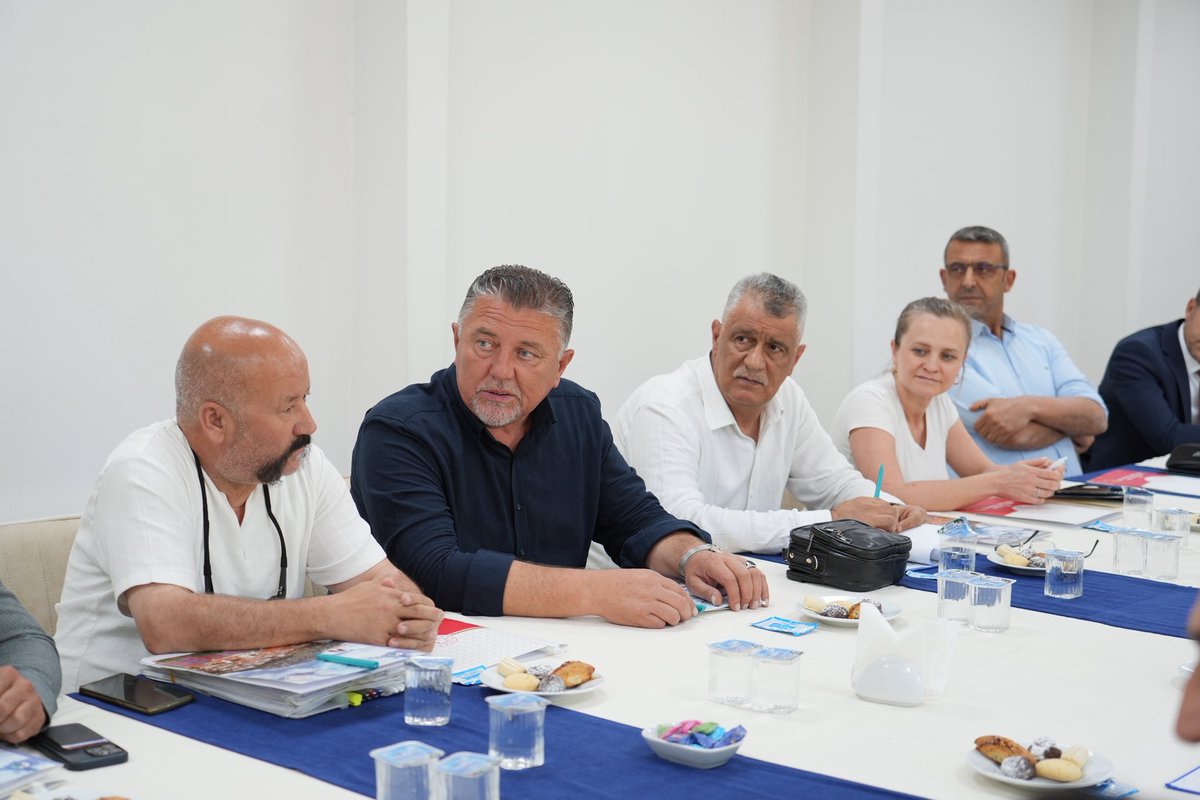mugla_mem's tweet photo. Mesleki ve Teknik Eğitim Değerlendirme Toplantısı Gerçekleştirildi✅

Muğla İl Millî Eğitim Müdürlüğü Mesleki ve Teknik Eğitim Değerlendirme Toplantısı, Millî Eğitim Müdürümüz Emre ÇAY başkanlığında; mesleki eğitim kurumlarımızın yöneticileri ve ilgili paydaşlarımızın katılımıyla gerçekleştirildi.

Toplantıda, Cumhurbaşkanımız Sayın Recep Tayyip ERDOĞAN’ın imzasıyla yürürlüğe konulan Mesleki ve Teknik Eğitim Politika Belgesi doğrultusunda ilimizde yürütülen çalışmalar, sektör iş birlikleri ve önümüzdeki dönemde hayata geçirilmesi planlanan faaliyetler kapsamlı şekilde değerlendirildi.

“Herkesin Bir Mesleği Olmalı” anlayışıyla hazırlanan Politika Belgesi çerçevesinde; mesleki eğitime erişimin artırılması, eğitim kalitesinin yükseltilmesi, öğrencilerimizin hayata ve istihdama daha güçlü hazırlanması, sektörle iş birliğinin geliştirilmesi ve üretim odaklı eğitim anlayışının yaygınlaştırılmasına yönelik çalışmalar ele alındı.

Toplantıda söz alan paydaşlar da görüş ve önerilerini paylaşarak mesleki eğitimin daha da güçlendirilmesine yönelik değerlendirmelerde bulundu.

Millî Eğitim Müdürümüz Emre ÇAY, mesleki eğitimin Türkiye Yüzyılı hedeflerine ulaşmada stratejik bir öneme sahip olduğunu vurgulayarak; gençlerimizin bilgi, beceri ve üretim gücüyle ülkemizin kalkınmasına katkı sunacak nitelikte yetiştirilmesi için tüm paydaşlarla iş birliği içerisinde çalışmaya devam edileceğini ifade etti.

@tcmeb @Yusuf__Tekin @tcmeb_mtegm @skaygusuz @tcmuglavaliligi @idrisakbiyik @emrecay55
