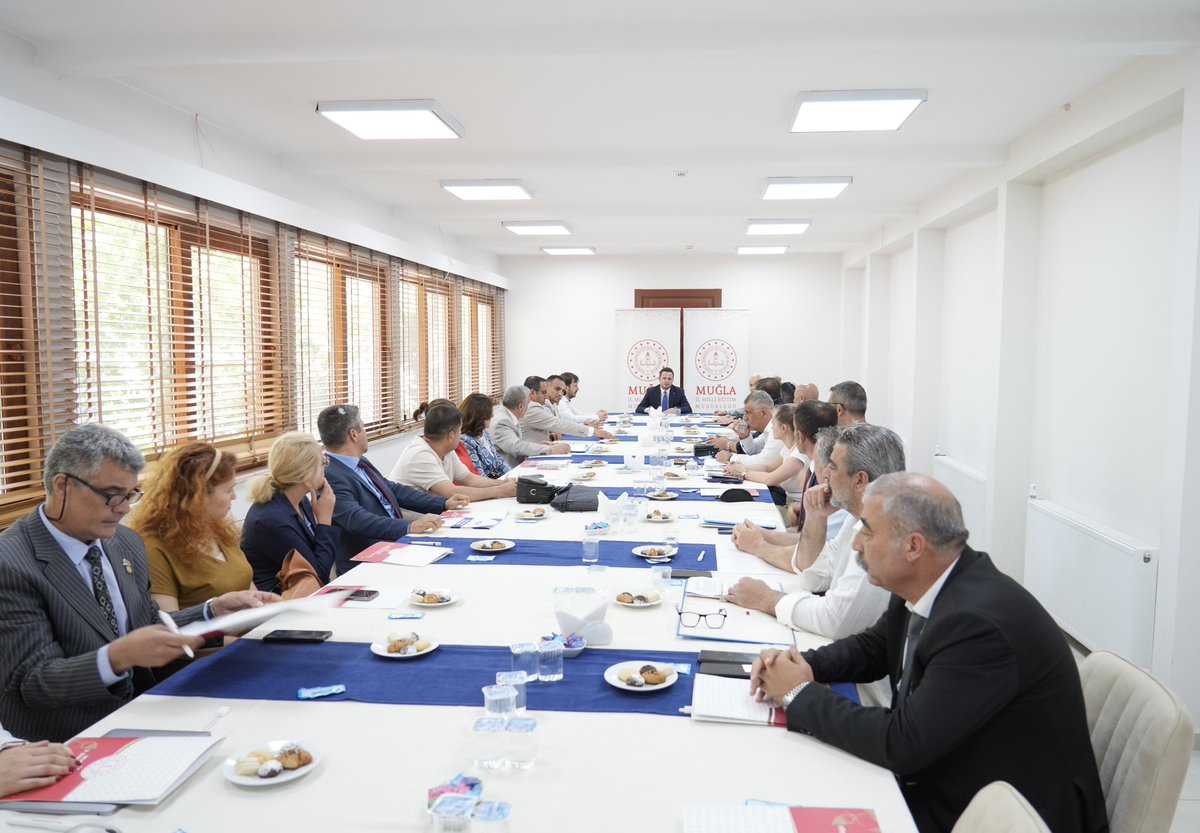 mugla_mem's tweet photo. Mesleki ve Teknik Eğitim Değerlendirme Toplantısı Gerçekleştirildi✅

Muğla İl Millî Eğitim Müdürlüğü Mesleki ve Teknik Eğitim Değerlendirme Toplantısı, Millî Eğitim Müdürümüz Emre ÇAY başkanlığında; mesleki eğitim kurumlarımızın yöneticileri ve ilgili paydaşlarımızın katılımıyla gerçekleştirildi.

Toplantıda, Cumhurbaşkanımız Sayın Recep Tayyip ERDOĞAN’ın imzasıyla yürürlüğe konulan Mesleki ve Teknik Eğitim Politika Belgesi doğrultusunda ilimizde yürütülen çalışmalar, sektör iş birlikleri ve önümüzdeki dönemde hayata geçirilmesi planlanan faaliyetler kapsamlı şekilde değerlendirildi.

“Herkesin Bir Mesleği Olmalı” anlayışıyla hazırlanan Politika Belgesi çerçevesinde; mesleki eğitime erişimin artırılması, eğitim kalitesinin yükseltilmesi, öğrencilerimizin hayata ve istihdama daha güçlü hazırlanması, sektörle iş birliğinin geliştirilmesi ve üretim odaklı eğitim anlayışının yaygınlaştırılmasına yönelik çalışmalar ele alındı.

Toplantıda söz alan paydaşlar da görüş ve önerilerini paylaşarak mesleki eğitimin daha da güçlendirilmesine yönelik değerlendirmelerde bulundu.

Millî Eğitim Müdürümüz Emre ÇAY, mesleki eğitimin Türkiye Yüzyılı hedeflerine ulaşmada stratejik bir öneme sahip olduğunu vurgulayarak; gençlerimizin bilgi, beceri ve üretim gücüyle ülkemizin kalkınmasına katkı sunacak nitelikte yetiştirilmesi için tüm paydaşlarla iş birliği içerisinde çalışmaya devam edileceğini ifade etti.

@tcmeb @Yusuf__Tekin @tcmeb_mtegm @skaygusuz @tcmuglavaliligi @idrisakbiyik @emrecay55