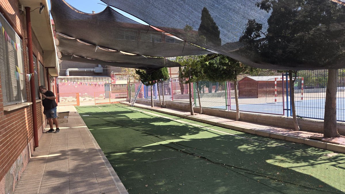 Ra_Mas's tweet photo. Toldos en los coles pagados con rifas. 

Las familias del CEIP San Blas han tenido que pagar toldos para dar sombra al patio de Infantil con el dinero recaudado en rifas.

La estrategia de Barcala para adaptar los colegios al calor parece ser que las familias financien de su bolsillo las mejoras necesarias y la adecuación de los centros educativos.

¿Lo siguiente qué será? ¿Costear las grandes obras mediante un Euromillón?

Resulta difícil entender cómo la concejala de Educación, María Carmen de España, y los responsables de Infraestructuras siguen sin asumir responsabilidades ante situaciones como esta.

Para quien todavía se pregunte de qué va esta huelga, aquí tiene una respuesta muy clara.

#Alacant #EducaciónPública

https://t.co/YmK36Gglz2